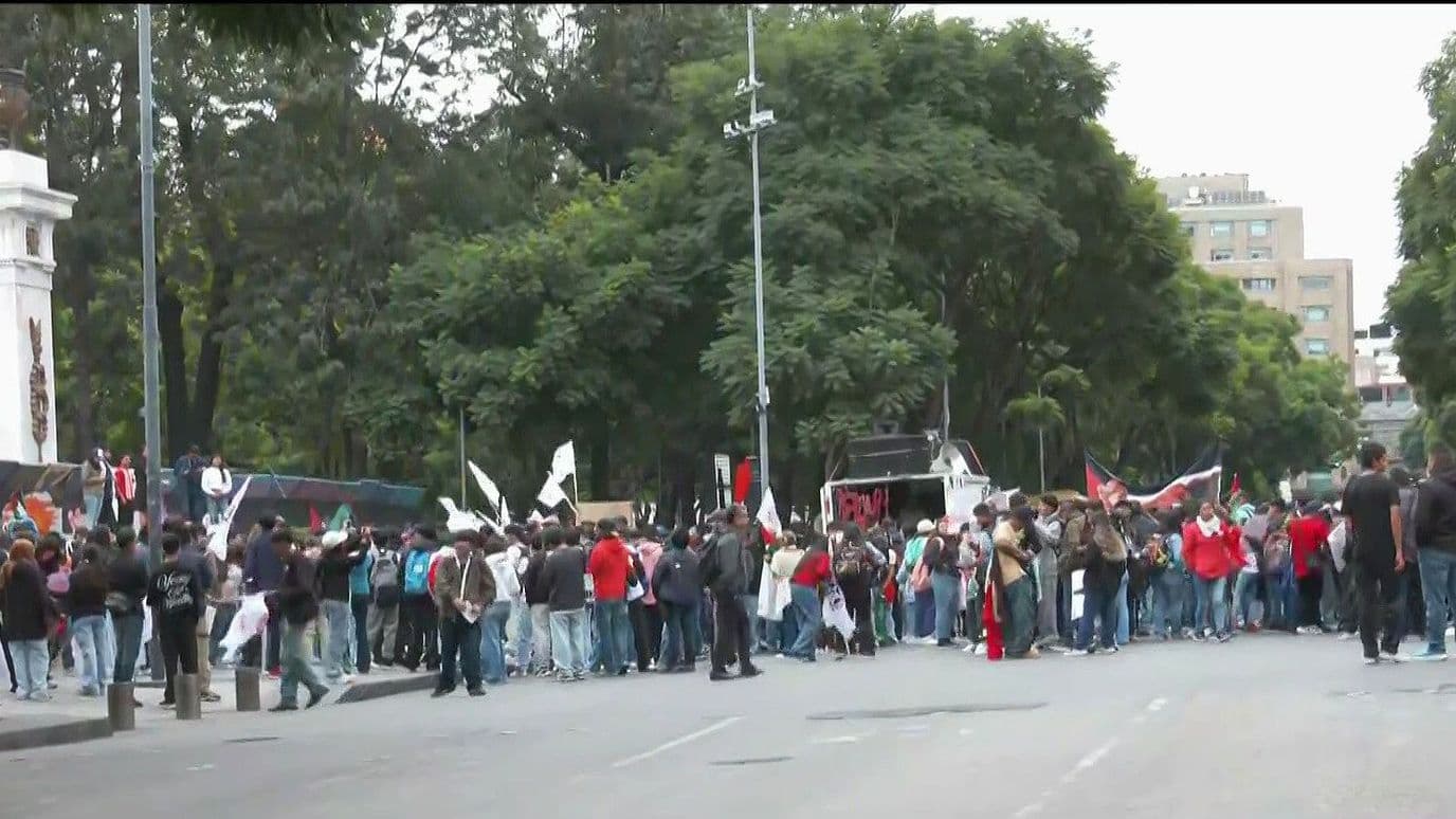 Estudiantes Marchan en CDMX en Apoyo a Palestina; Avanzan del Hemiciclo a Juárez hacia Reforma