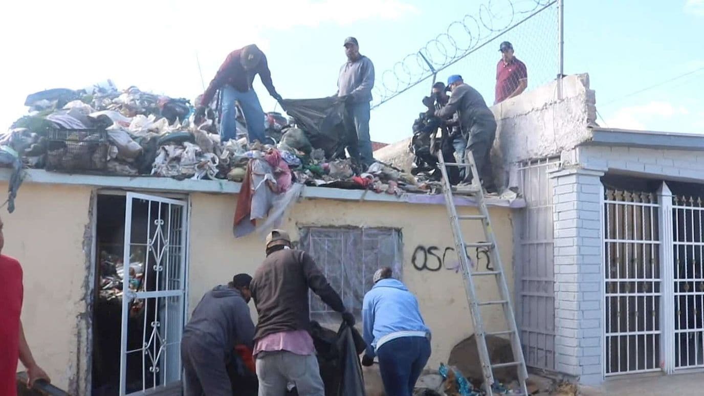 Retiran Casi 50 Toneladas de Basura Acumulada en una Vivienda de Chihuahua