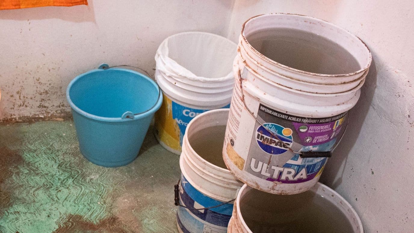 'Así Lavábamos': Vecinos de Ecatepec Reciben Agua Negra y con Mal Olor