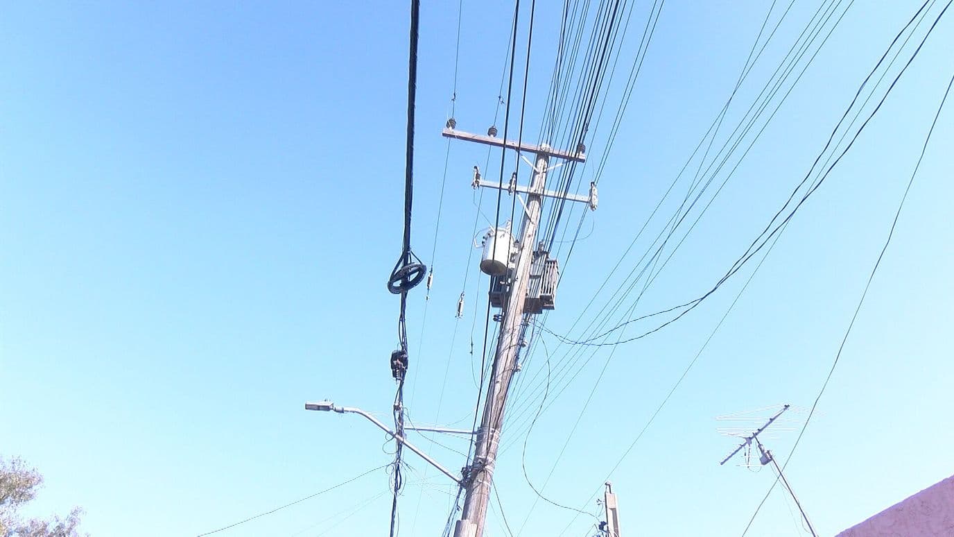 Poste Ladeado Pone en Riesgo Casas de la Colonia El Mirador en Tijuana