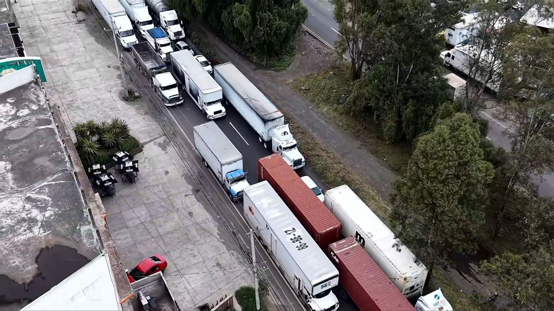 Desde el Aire: Bloqueo Provoca Caos Vial en la Carretera Lechería-Texcoco