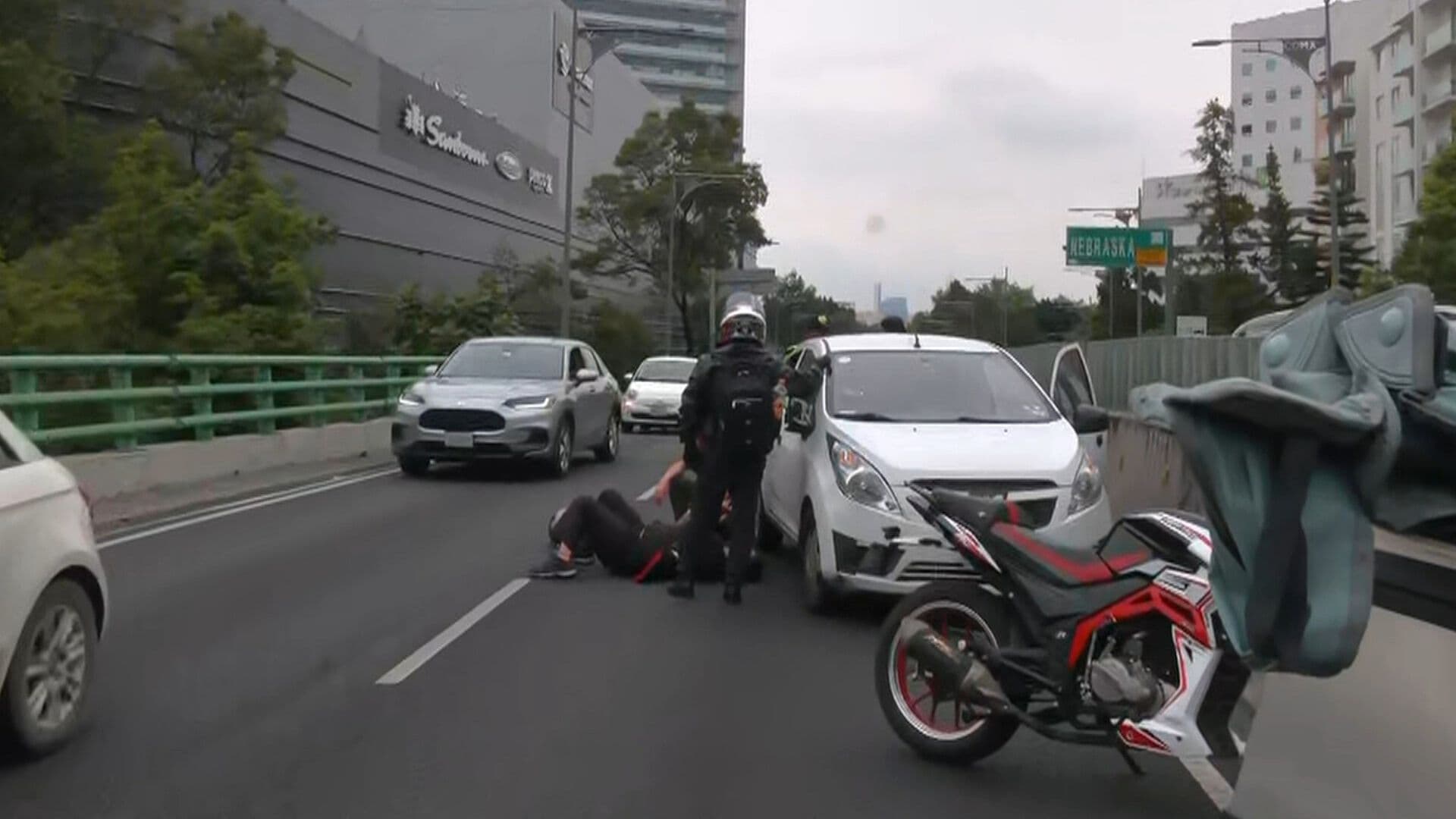 Fuerte Choque en Río Becerra Deja a Motociclista Lesionado en CDMX