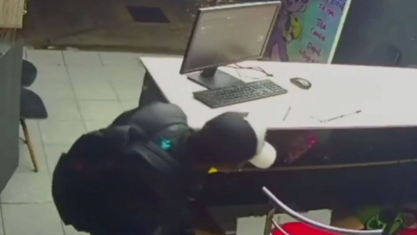 Video Ladrón Robo de Teléfono Celular en Negocio de Colonia El Carmen Puebla