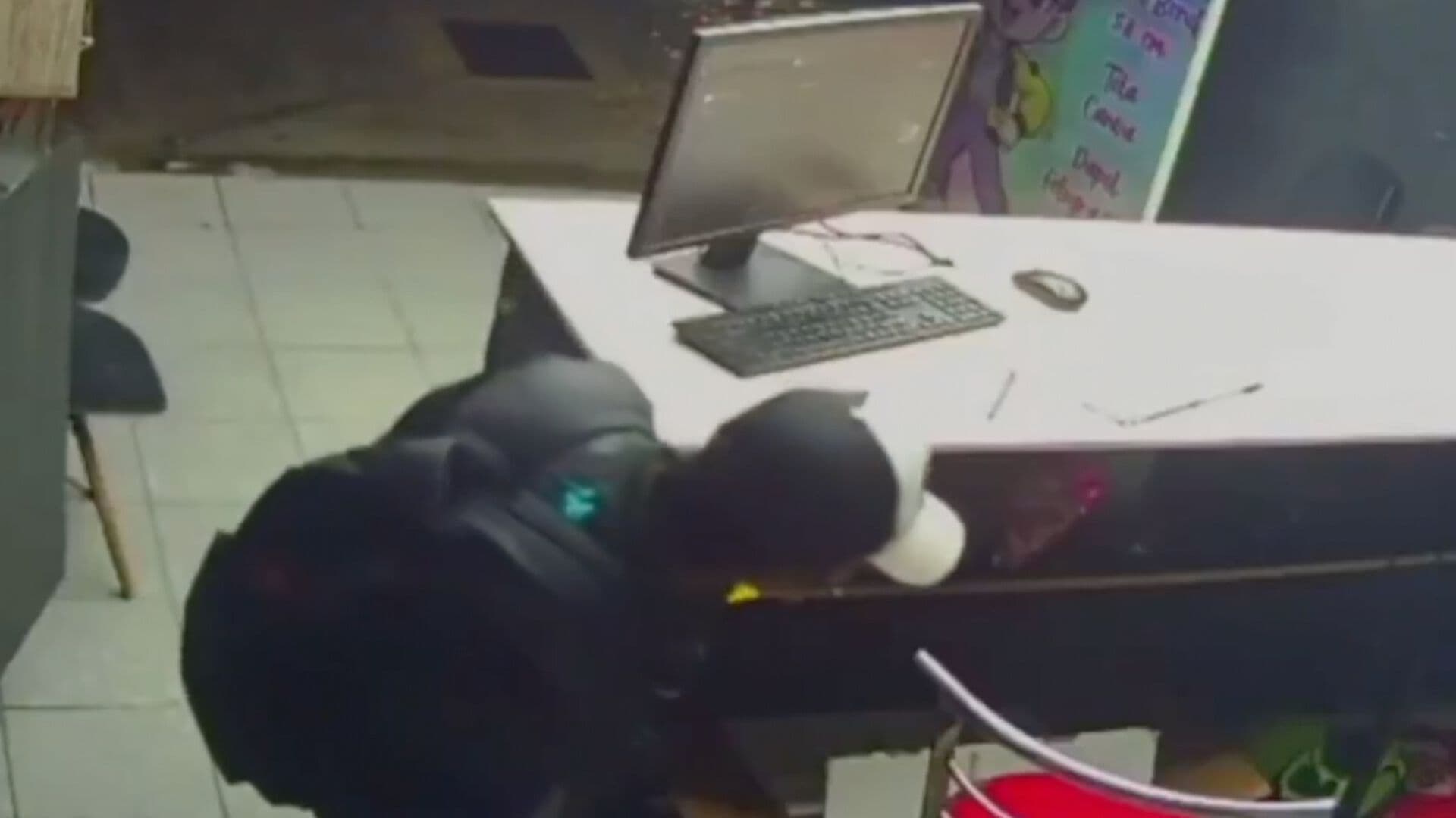 Video: Sujeto Roba Teléfono Celular en un Negocio de la Ciudad de Puebla