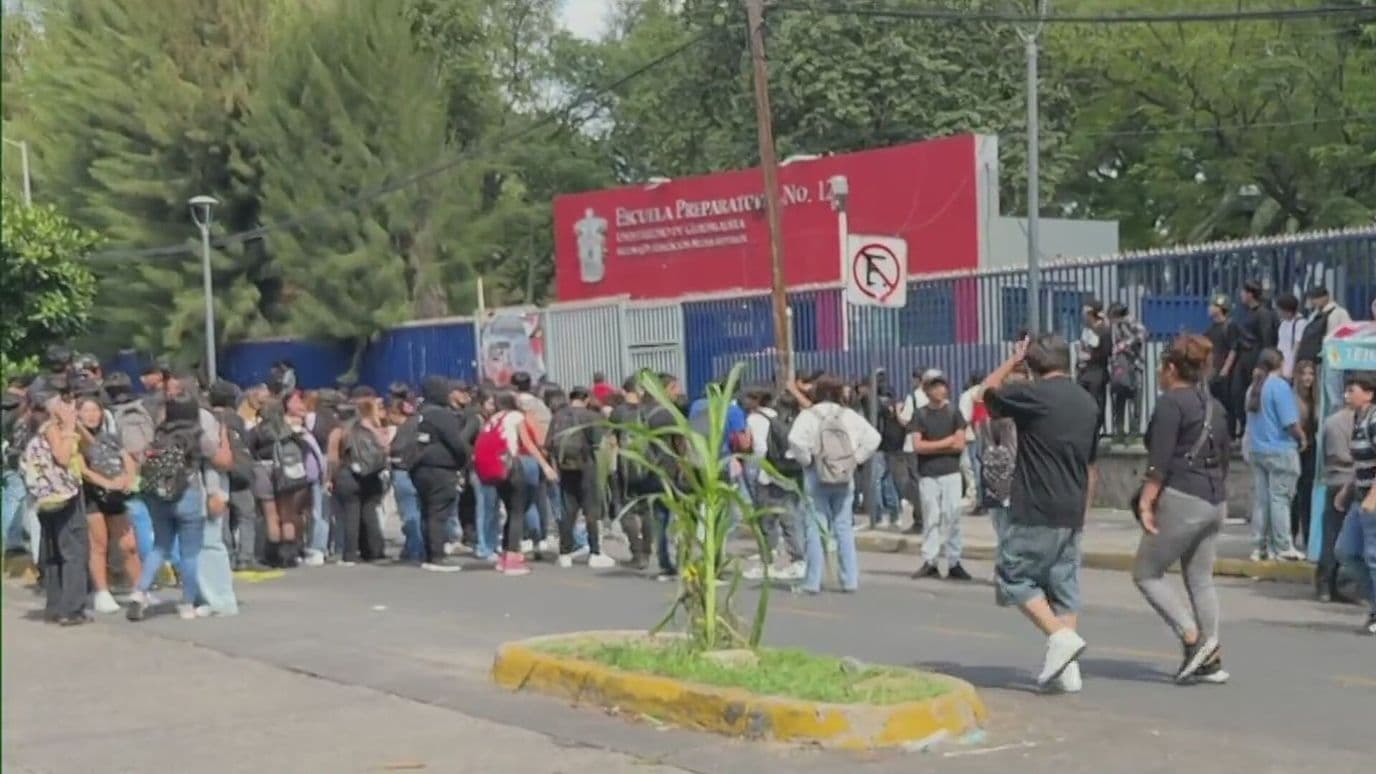 Estudiantes de la Prepa 12 en Guadalajara Protestan por Casos de Acoso Sexual