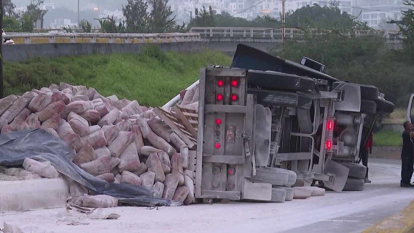 Tráiler Cargado con Cal Vuelca sobre Avenida López Mateos, en Zapopan