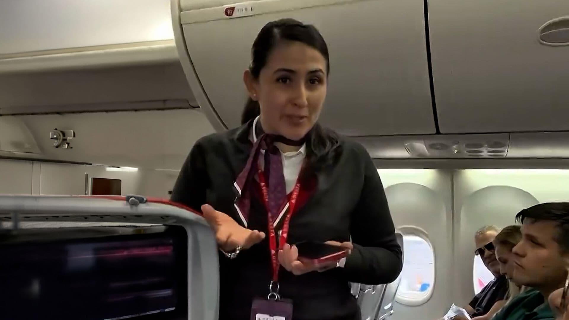 Bajan de Avión a Joven que Negó Ceder su Asiento a Una Pareja en Bogotá