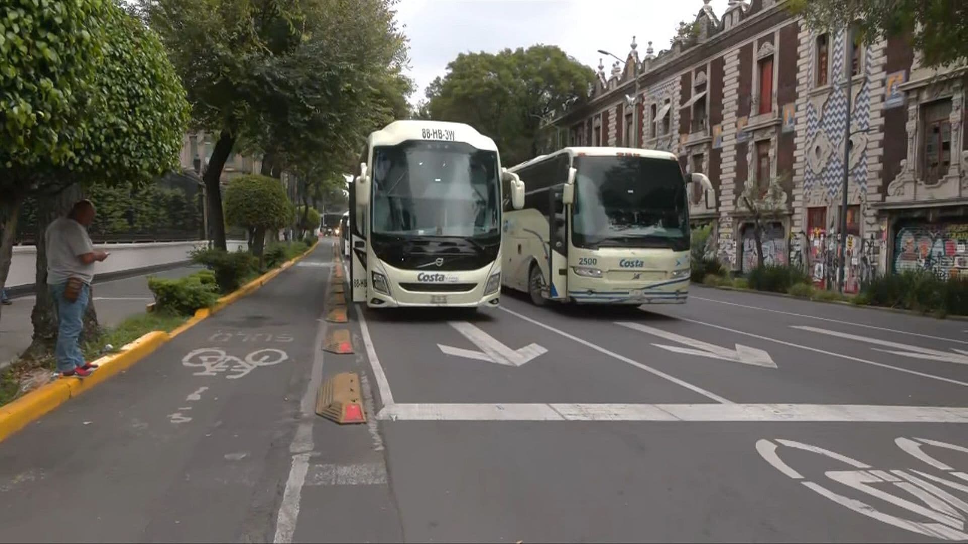 Normalistas de Ayotzinapa Retiran Camiones de Bucareli tras Negociar con Segob