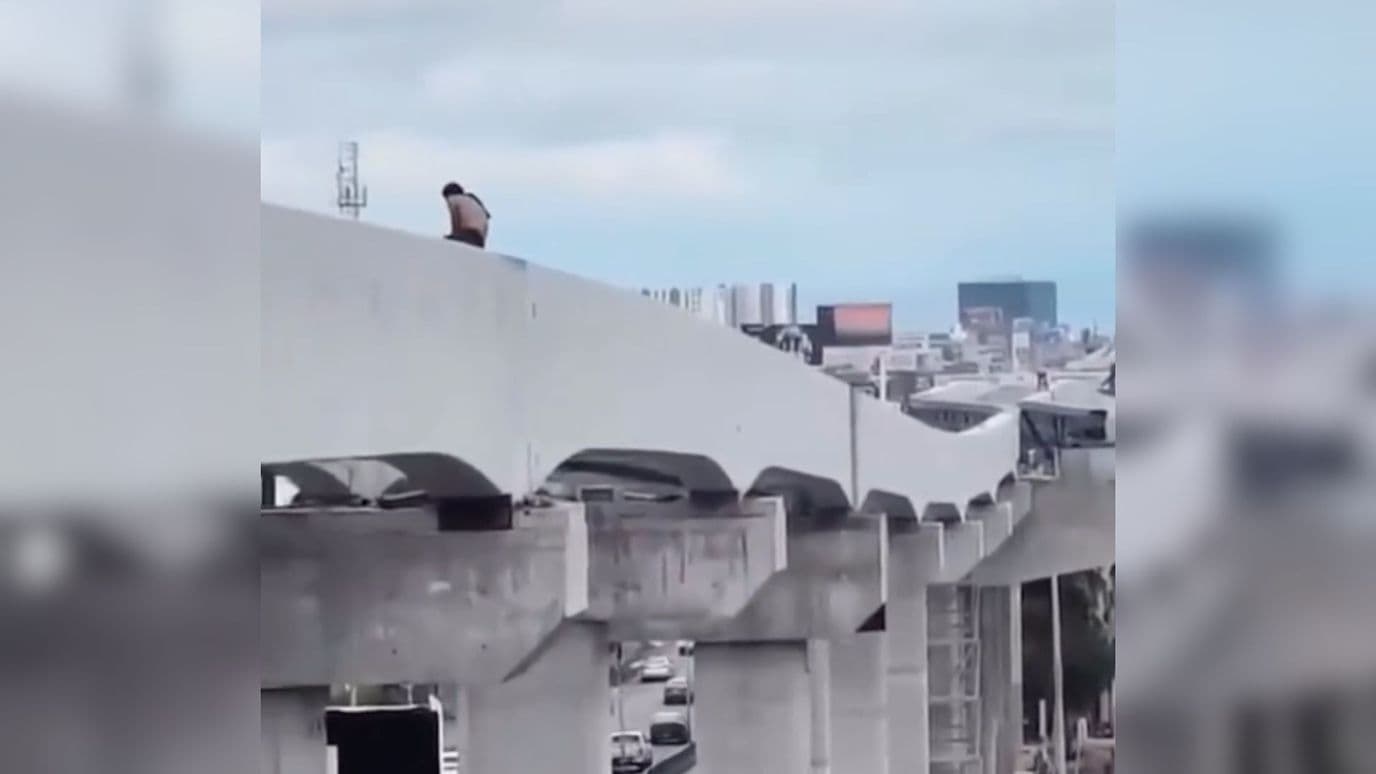 Video: Hombre Sube a Vigas de Línea 6 del Metro en San Nicolás, NL