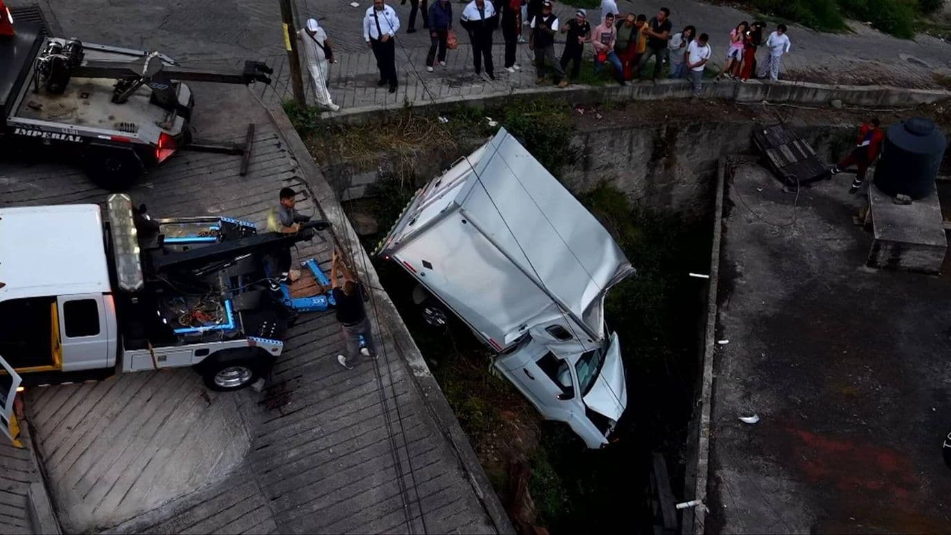 Camioneta Cae Sobre una Vivienda en Naucalpan y Daña una Pared