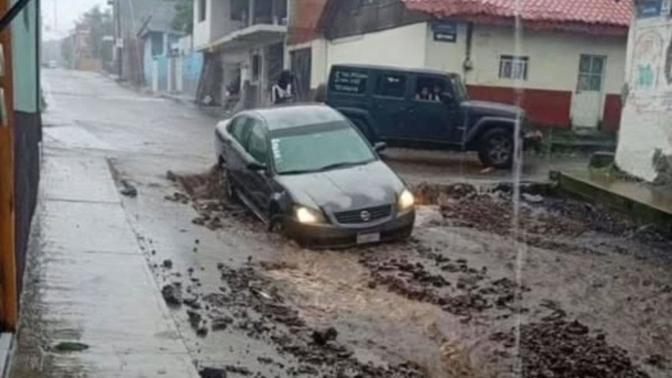 Fuertes Lluvias en Tancítaro, Michoacán, Convierten Calles en Ríos de Agua y Lodo