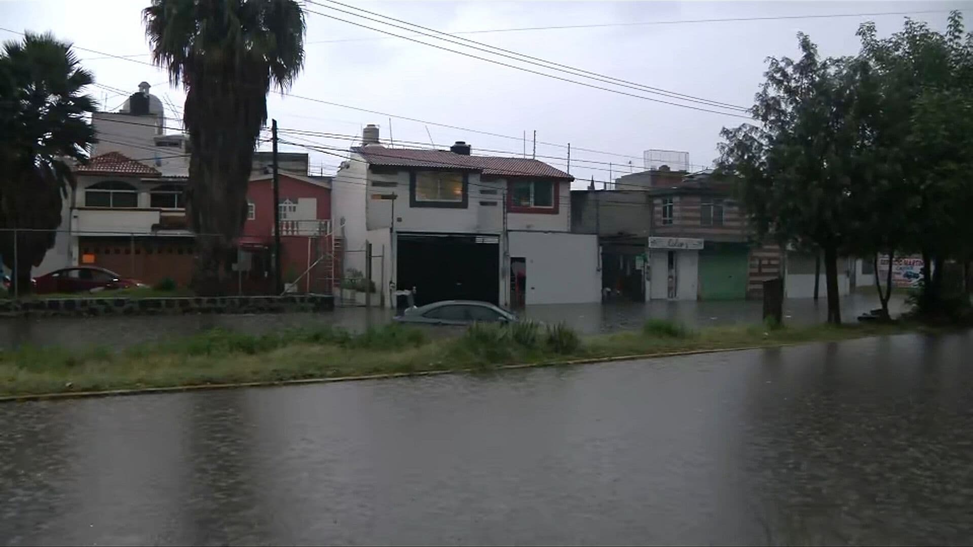 Intensas Lluvias Dejan Autos Varados en Cuautlancingo, Puebla