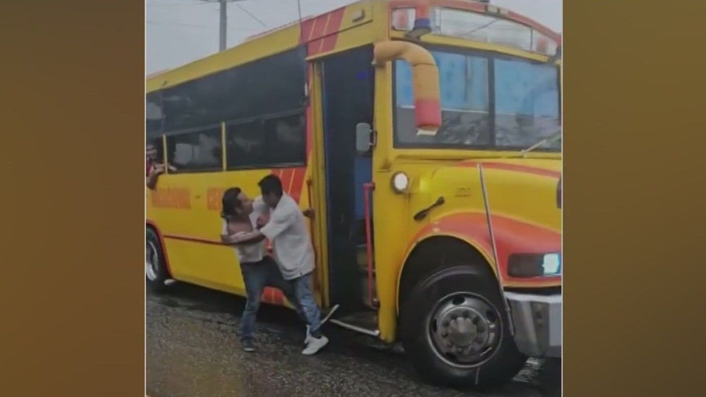 Choferes de Transporte Público Pelean a Golpes en Plena Lluvia en Acapulco