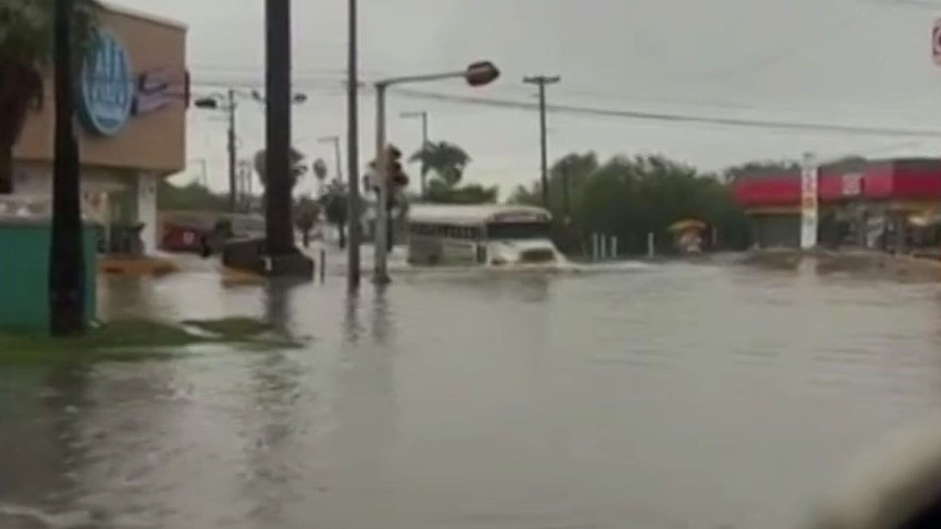 Video | Lluvias Dejan Encharcamientos en Vialidades de Matamoros, Tamaulipas