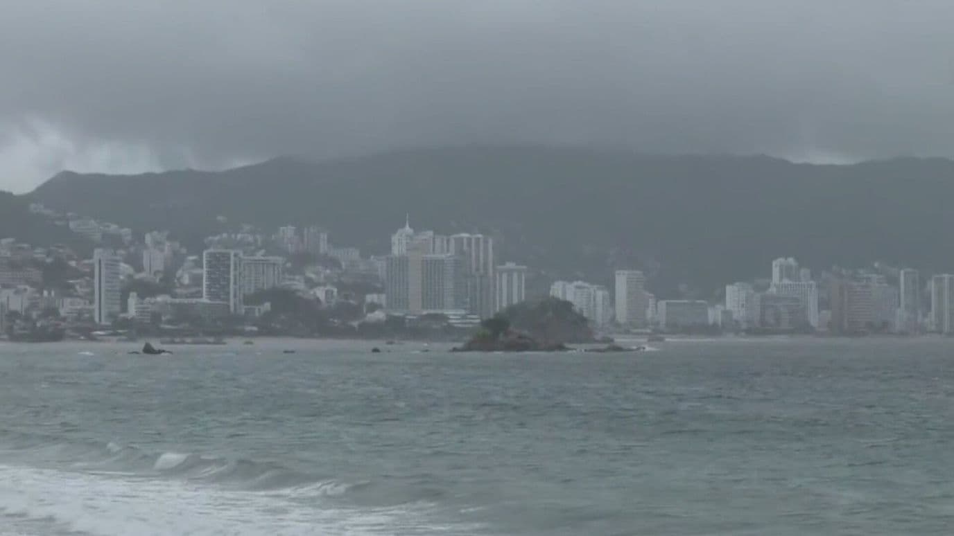 Tormenta Tropical Simón Provoca Fuerte Oleaje y Lluvias en Acapulco, Guerrero