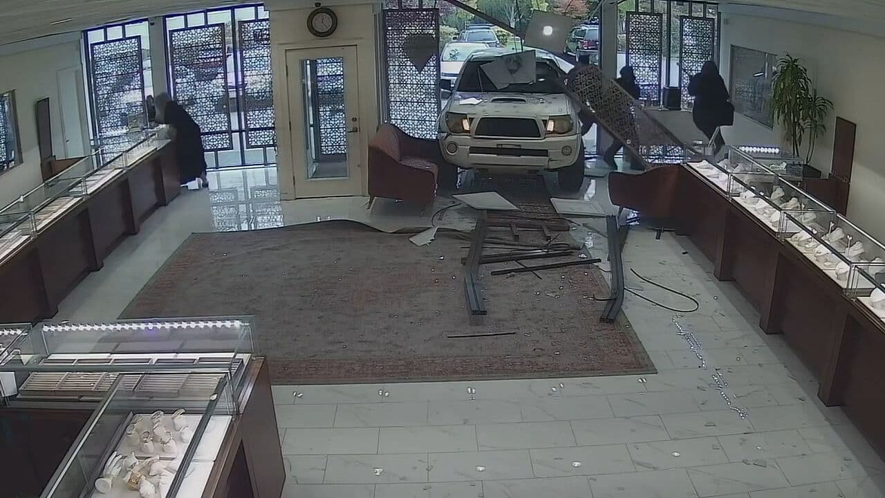 Encapuchados Chocan Camioneta contra Joyería por Asalto en Washington