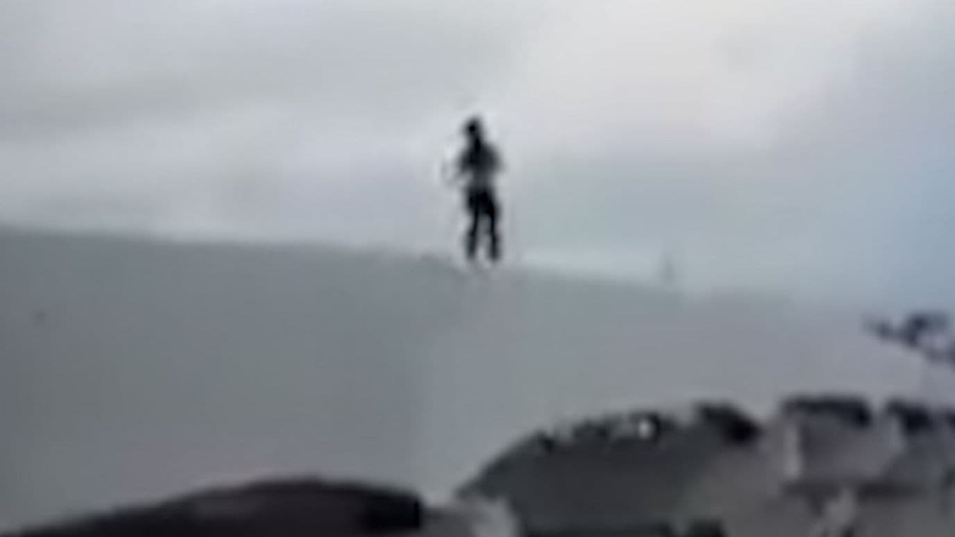 Hombre Camina sobre Vías del Monorriel sin Protección, Nuevo León