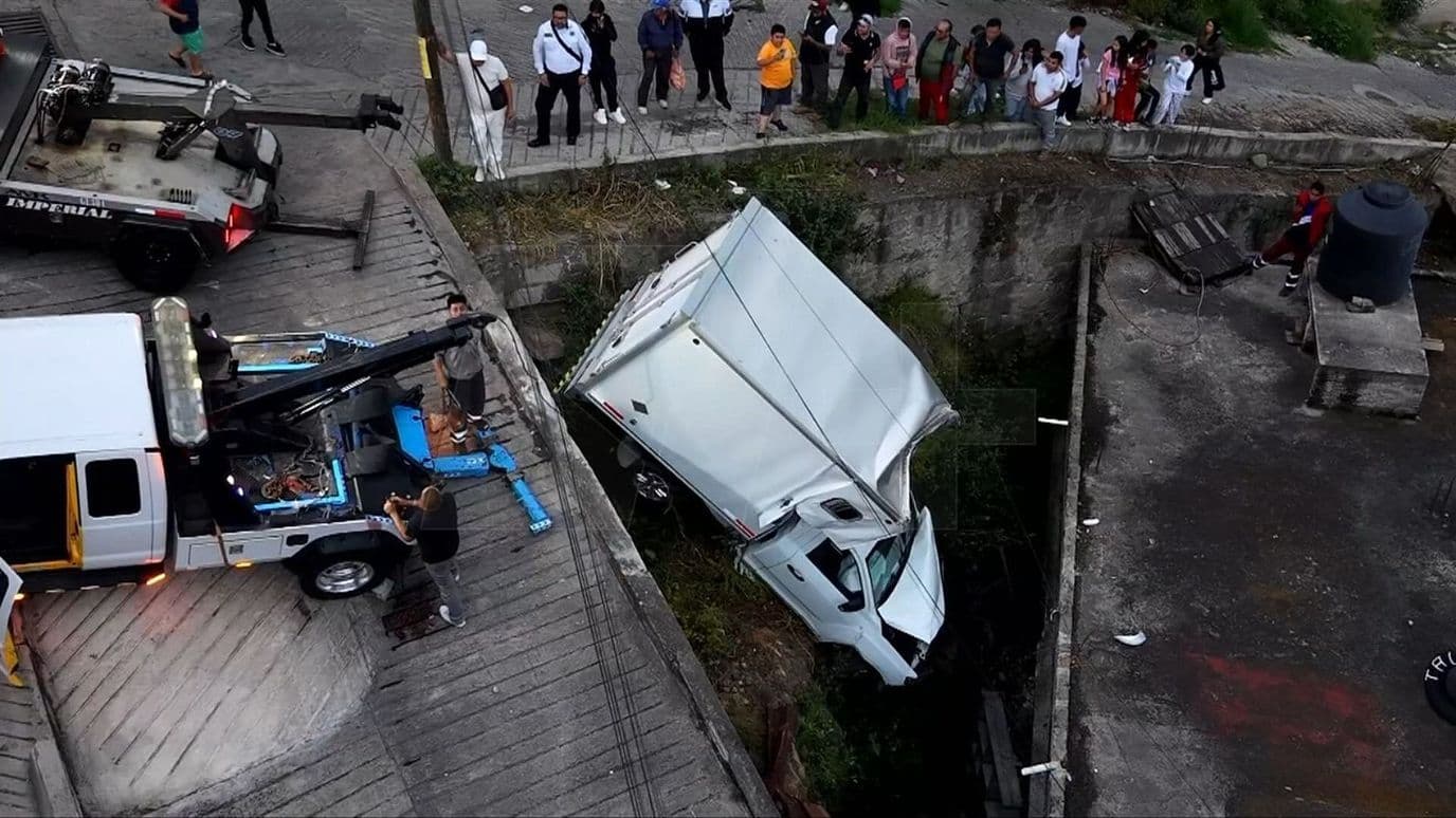 Cronología de Camioneta que Quedó Colgada tras Caer en Casa de Naucalpan