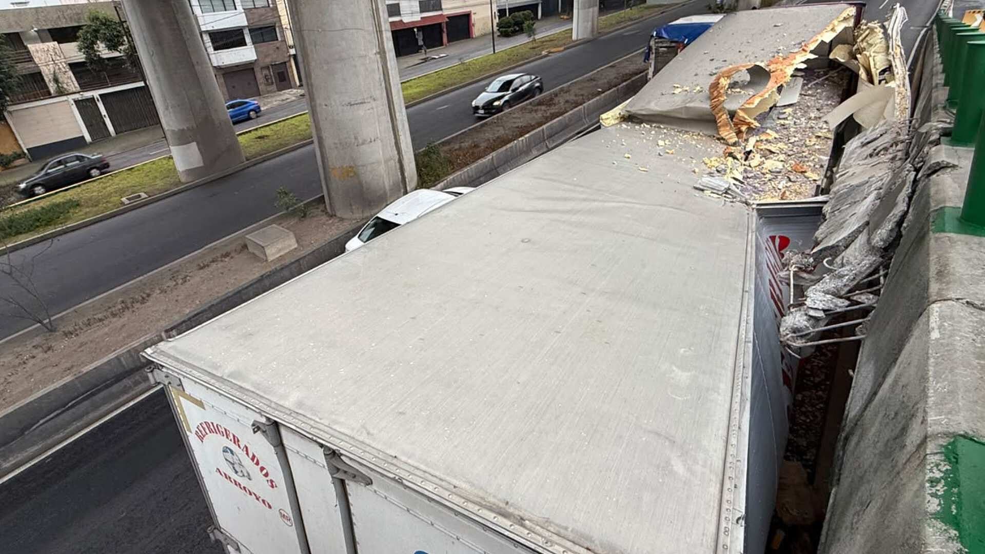 Tráiler Choca Contra Puente en Viaducto Tlalpan y Genera Afectación Vial
