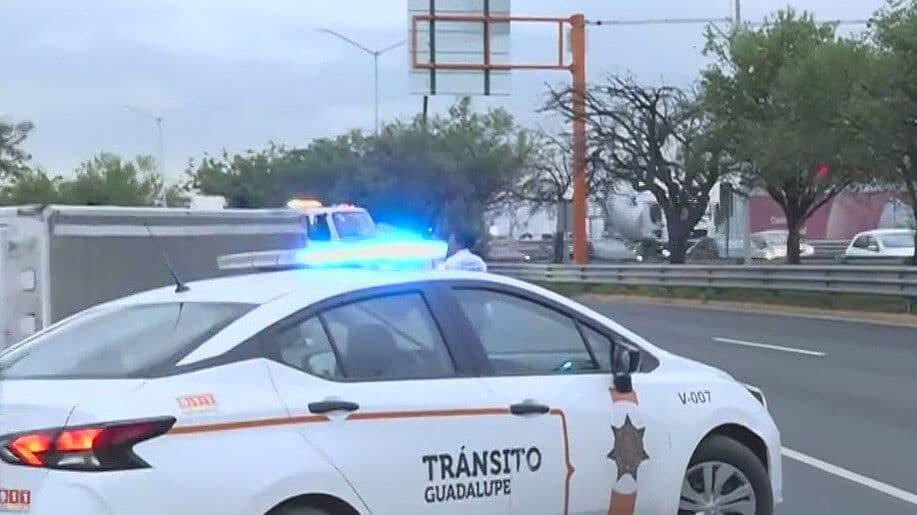 Vuelca Tráiler y Atora Vialidad en Guadalupe