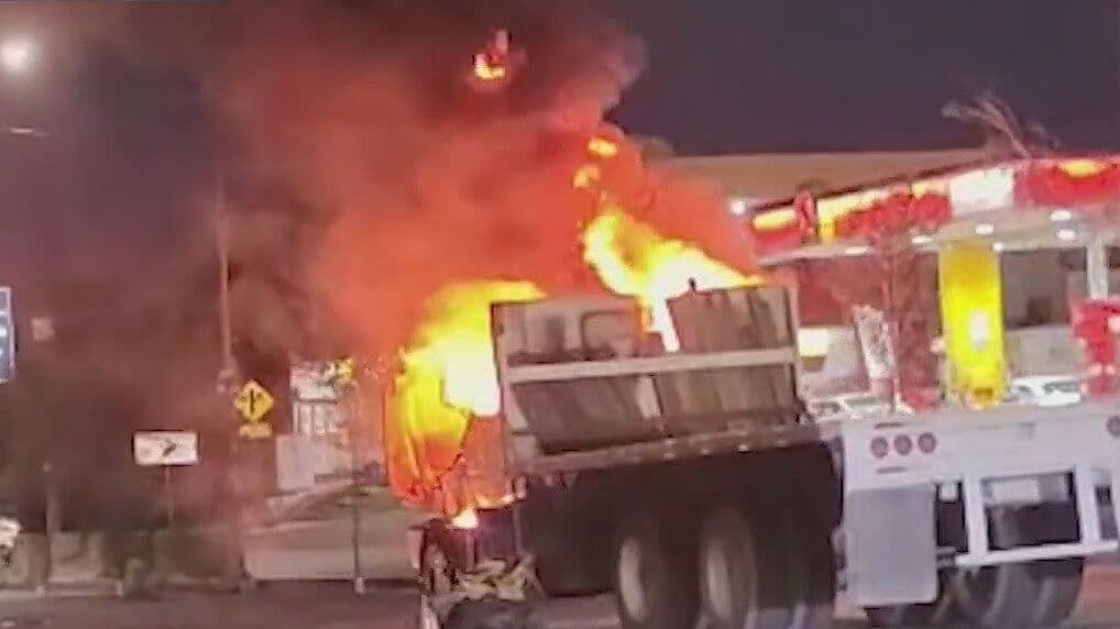 Arde Camión Materialista por Presunta Falla Mecánica en Guadalupe