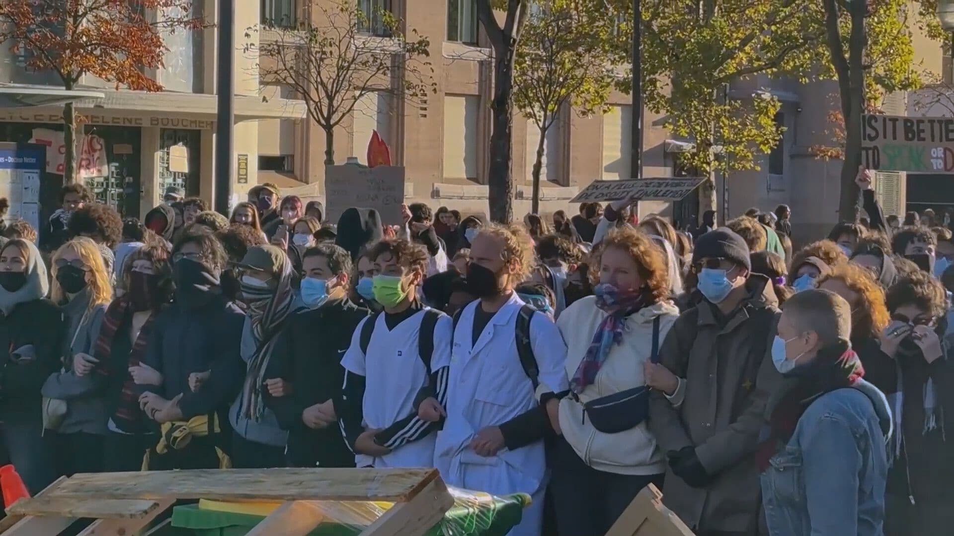 Policías Lanzan Gas en Revueltas por la Educación de París