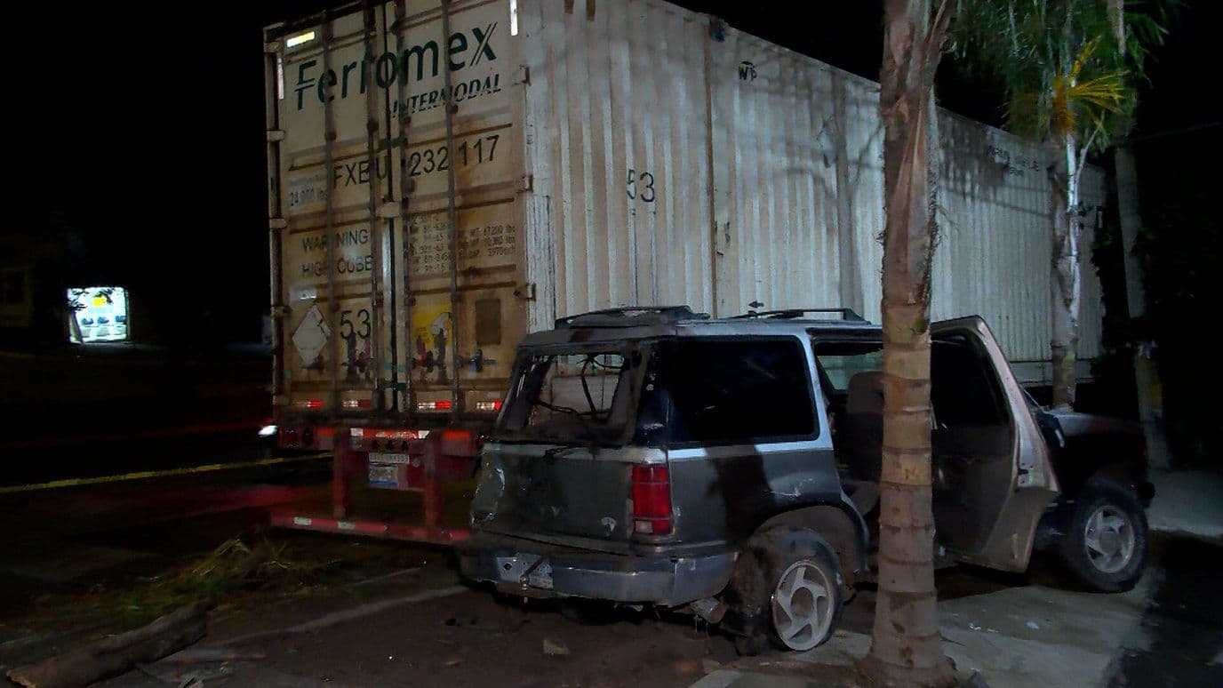 Tráiler se Queda Sin Frenos y Deja Destrozos Materiales en Guadalajara