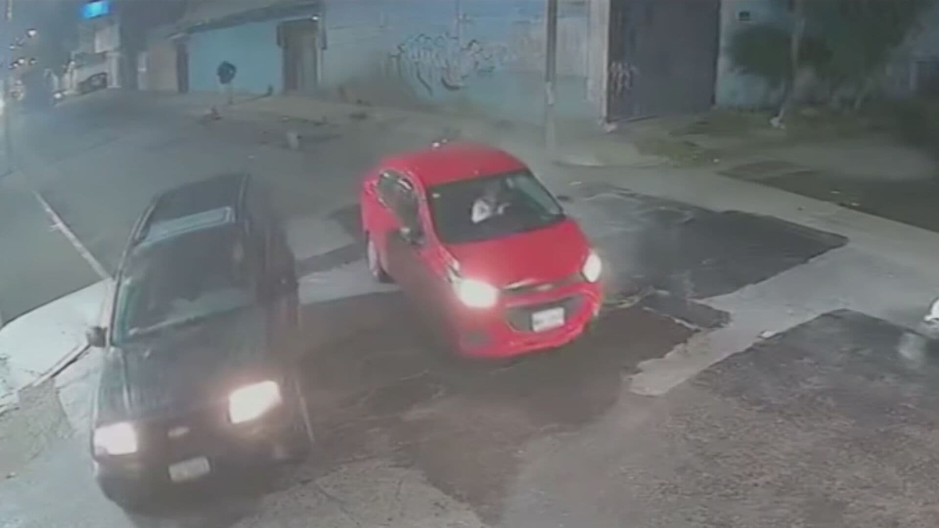 Video | Conductor Huye Tras Chocar de Frente con un Motociclista en Ecatepec, Edomex