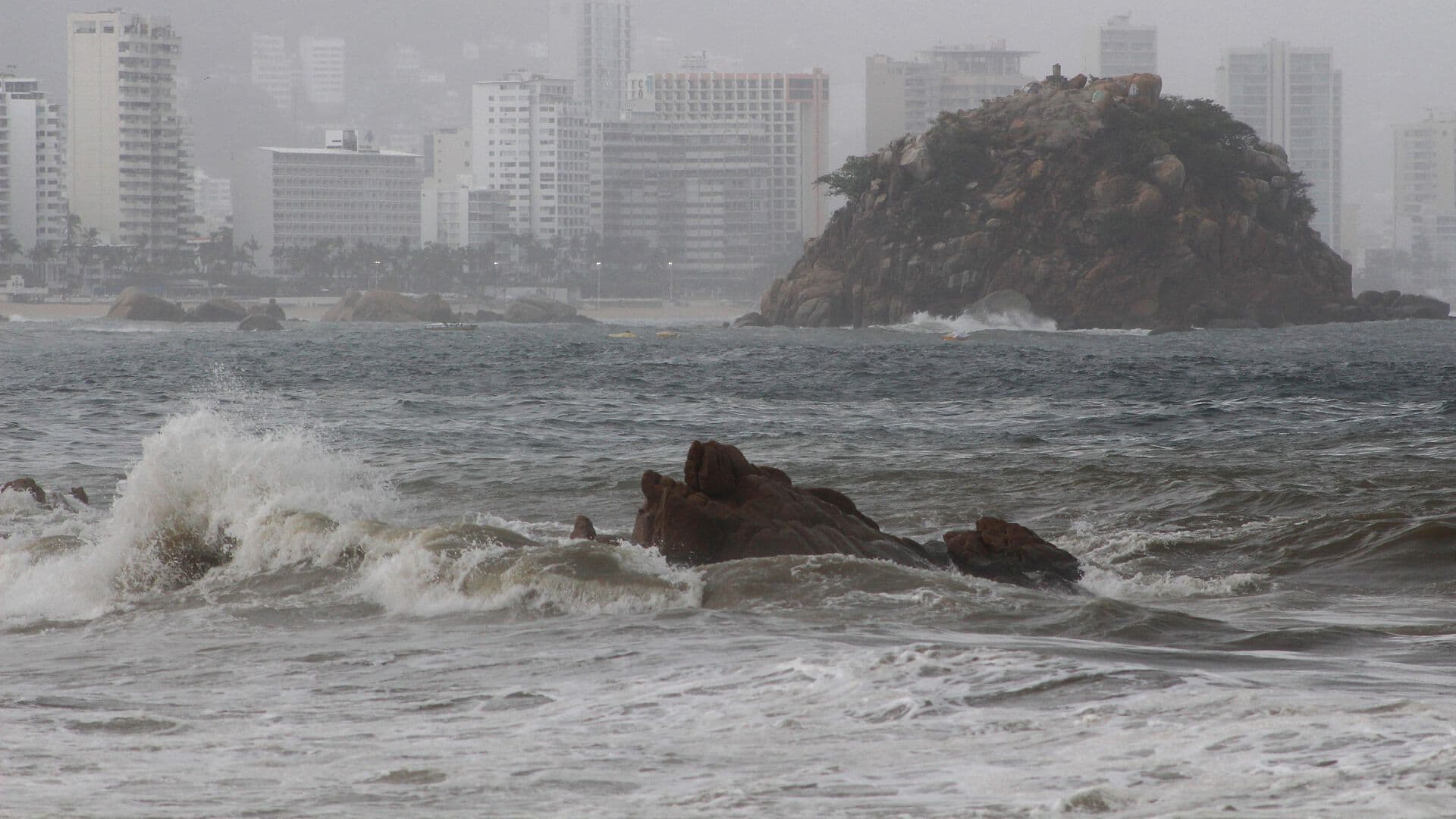 Así se Ve el Fuerte Oleaje en Colima Ante la Llegada de la Tormenta Tropical Simon