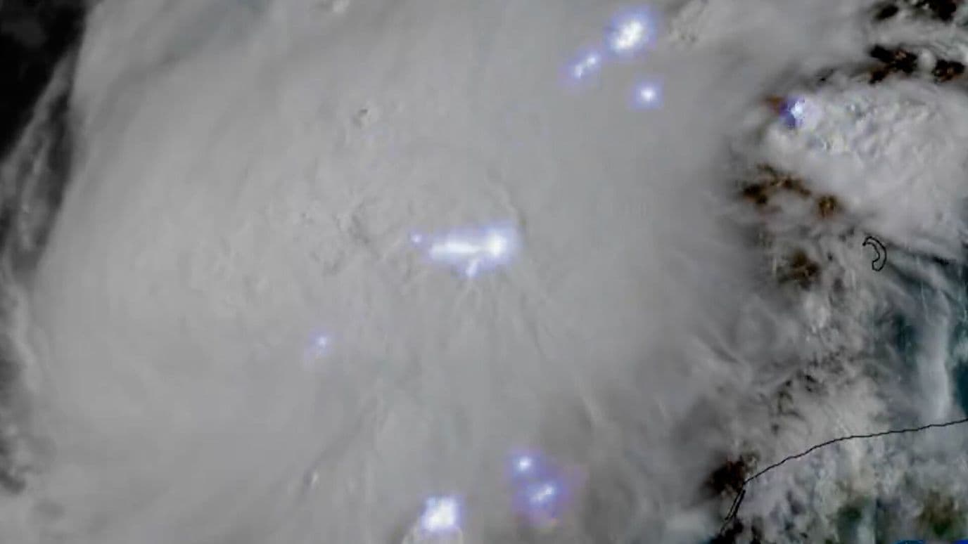 Huracán Isaías: Sus Rayos Vistos desde el Espacio