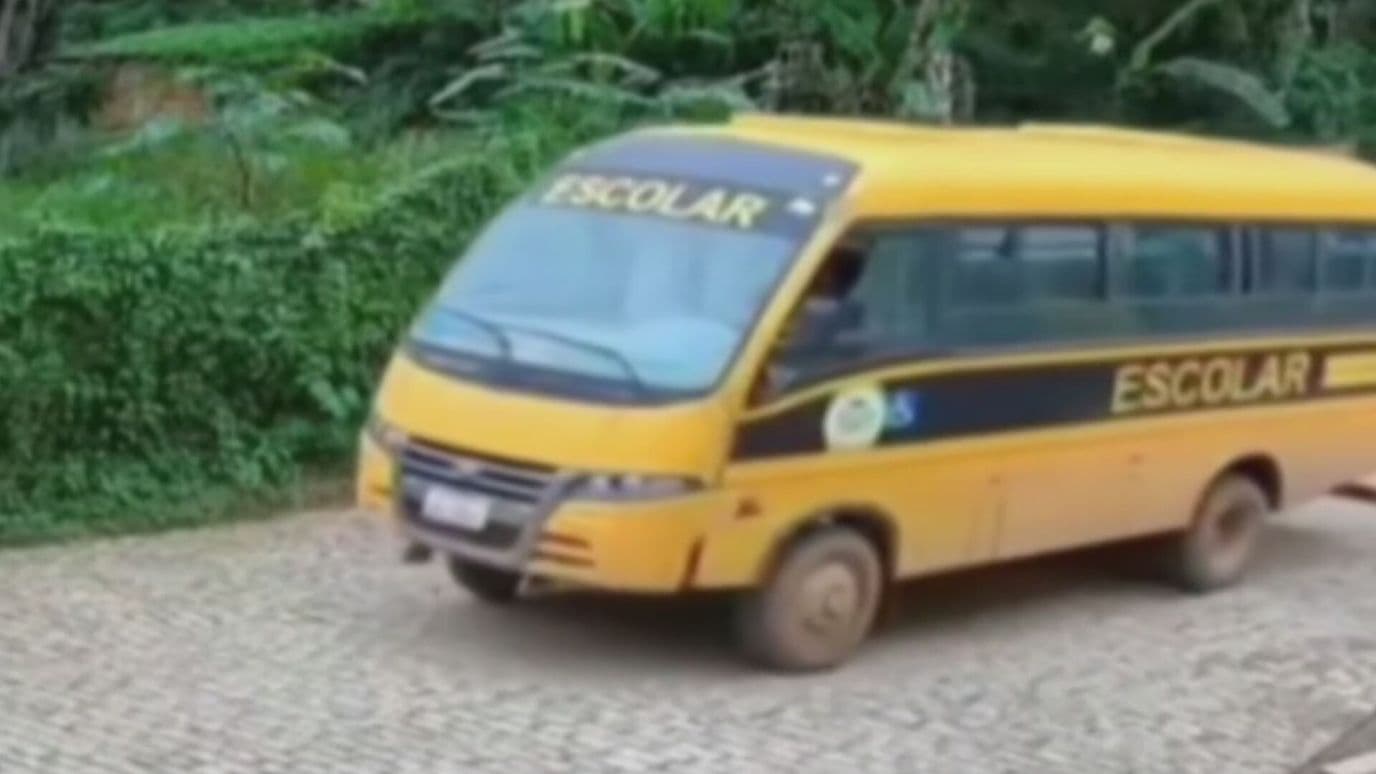 Video | Transporte Escolar Falla, Se Va de Reversa y Cae a un Arroyo