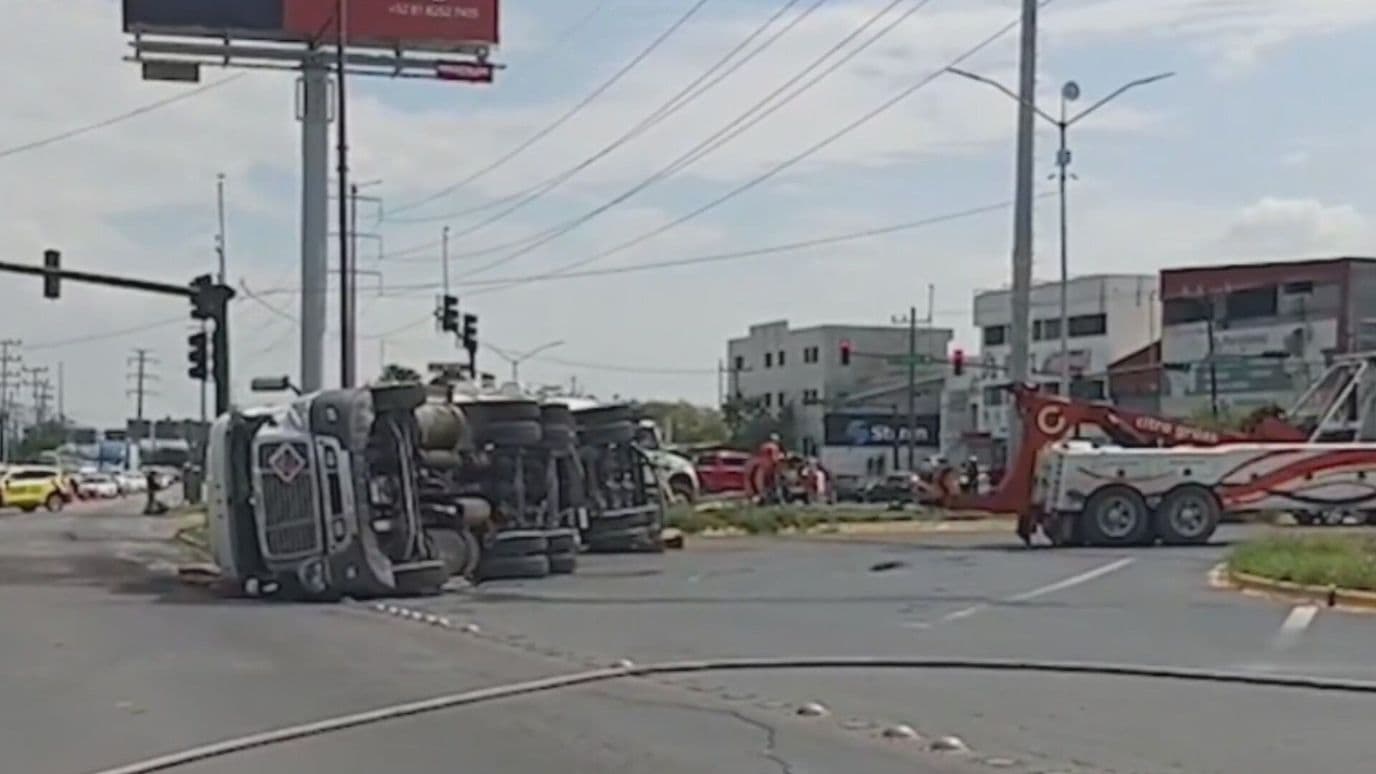 Permanece Vialidad Cerrada por Volcadura de Tráiler en García, Nuevo León