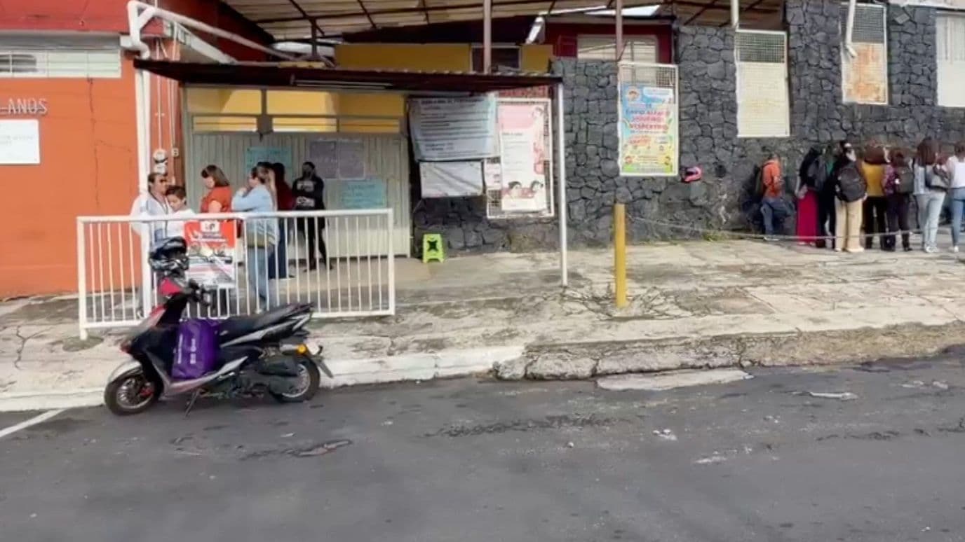 Padres se Manifiestan por Maestra Faltista en Escuela de Xalapa Veracruz