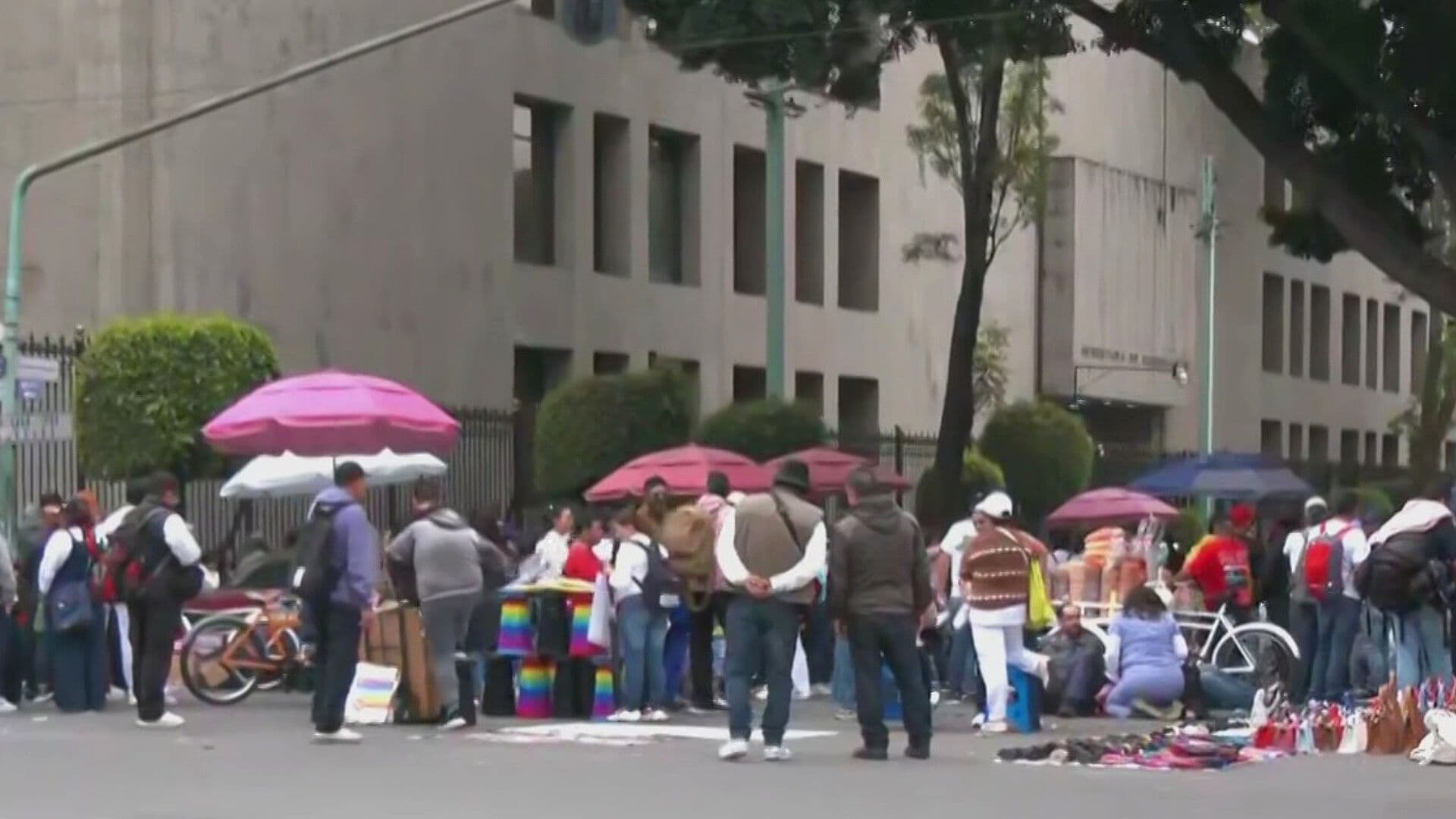 Trabajadores del IMSS Mantienen por Horas Bloqueo frente a Gobernación