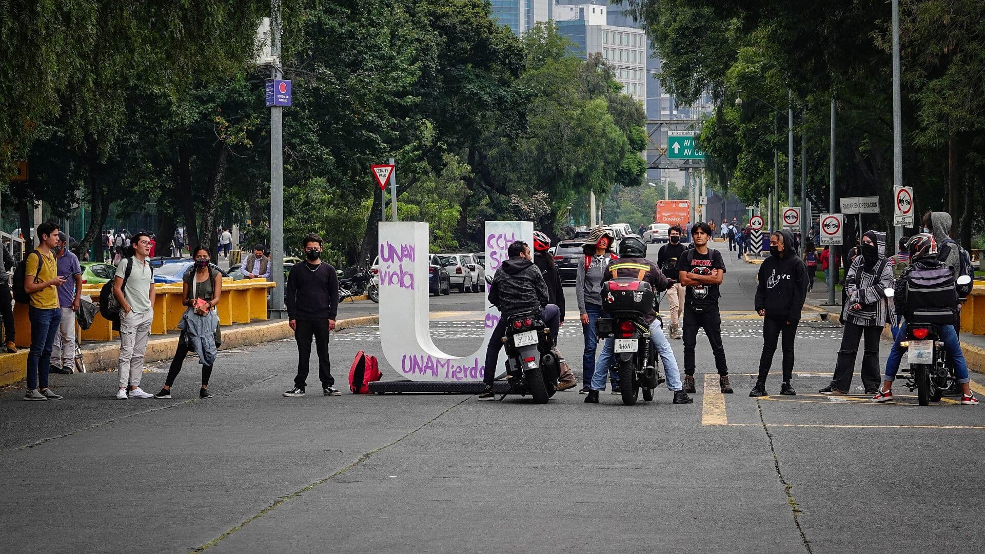 Estudiantes del CCH Sur Bloquean Insurgentes; Piden Atención a Denuncias de Acoso