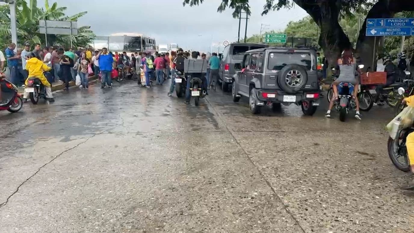 Taxistas Bloquean Acceso al Puente Tuxpan por Presuntos Abusos de la Secretaría de Transporte Público