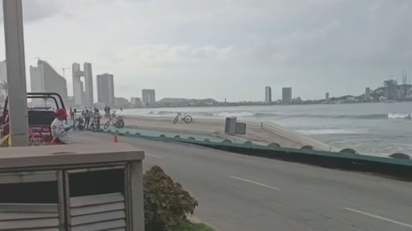 Video | Fuerte Oleaje Derrumba Ciclovía en Puerto de Mazatlán, Sinaloa