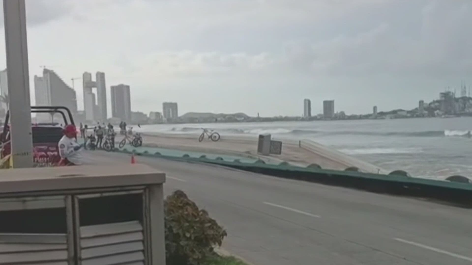 Video | Fuerte Oleaje Derrumba Ciclovía en Puerto de Mazatlán, Sinaloa