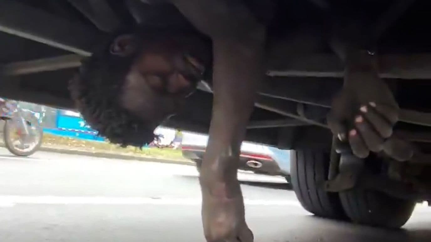 Hombre Dormía Colgado Debajo de un Autobús en Movimiento en Colombia
