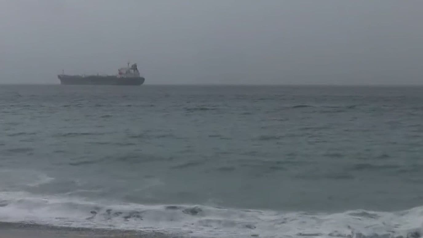 Huracán Simon Provoca Fuertes Vientos, Oleaje y Lluvias en Colima