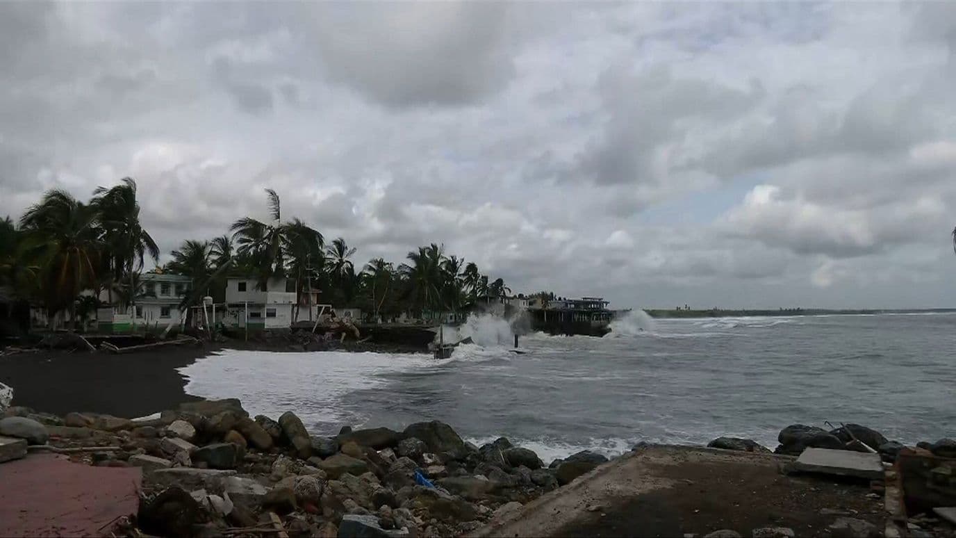 Inundaciones en Acapulco Dejan Autos Sumergidos y Negocios Afectados