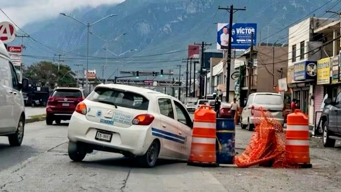 Auto de Agua y Drenaje de Monterrey Cae en Obra Abandonada de la Misma Dependencia