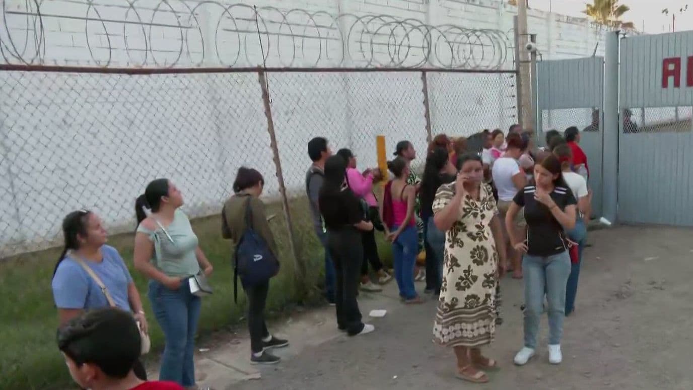 Familiares Ingresan a Penal de Sinaloa y Exigen Nombres de Fallecidos tras Riña