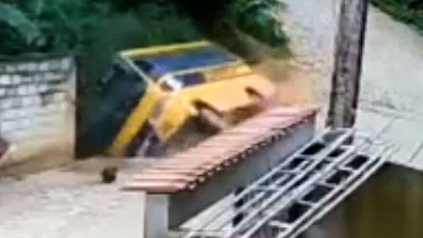 Autobús Escolar Cae a un Arroyo en Brasil tras Falla Mecánica en Subida