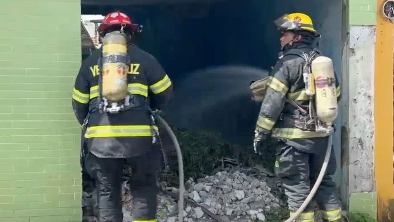 Quema de Cables y Basura Moviliza a Cuerpos de Emergencias en Colonia 21 de Abril Veracruz