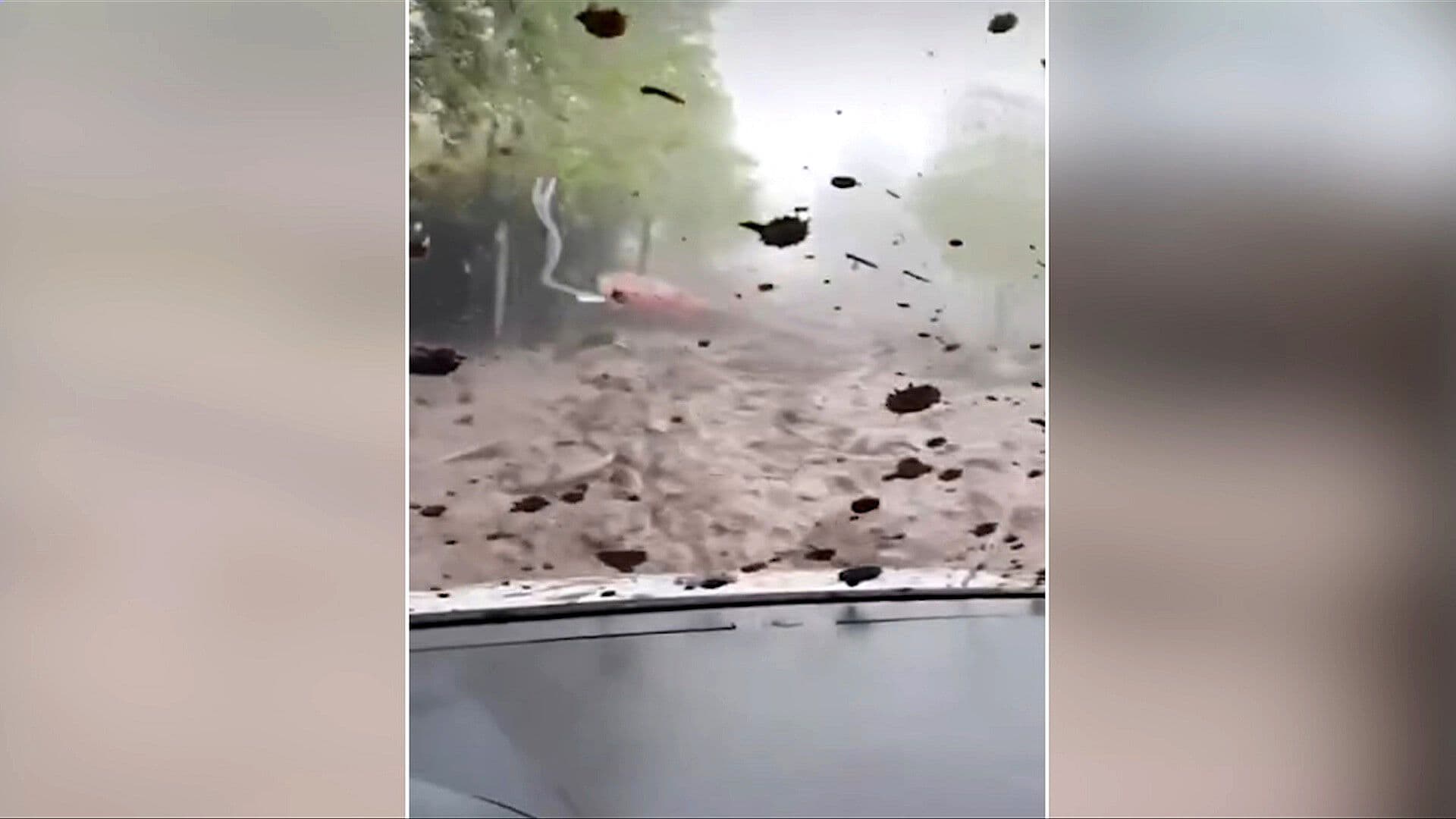 Video: Aluvión Arrastra Autos y Árboles por una Vialidad en Santiago de Chile