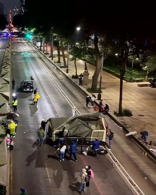 Trabajadores del IMSS Instalan Campamento en Reforma Tras Jornada de Protestas