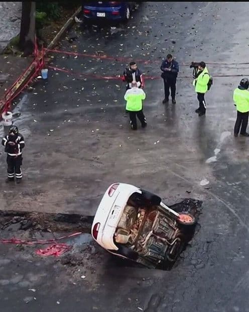 Automovilista Cae en Zanja por Obras de Drenaje en Tlatelolco