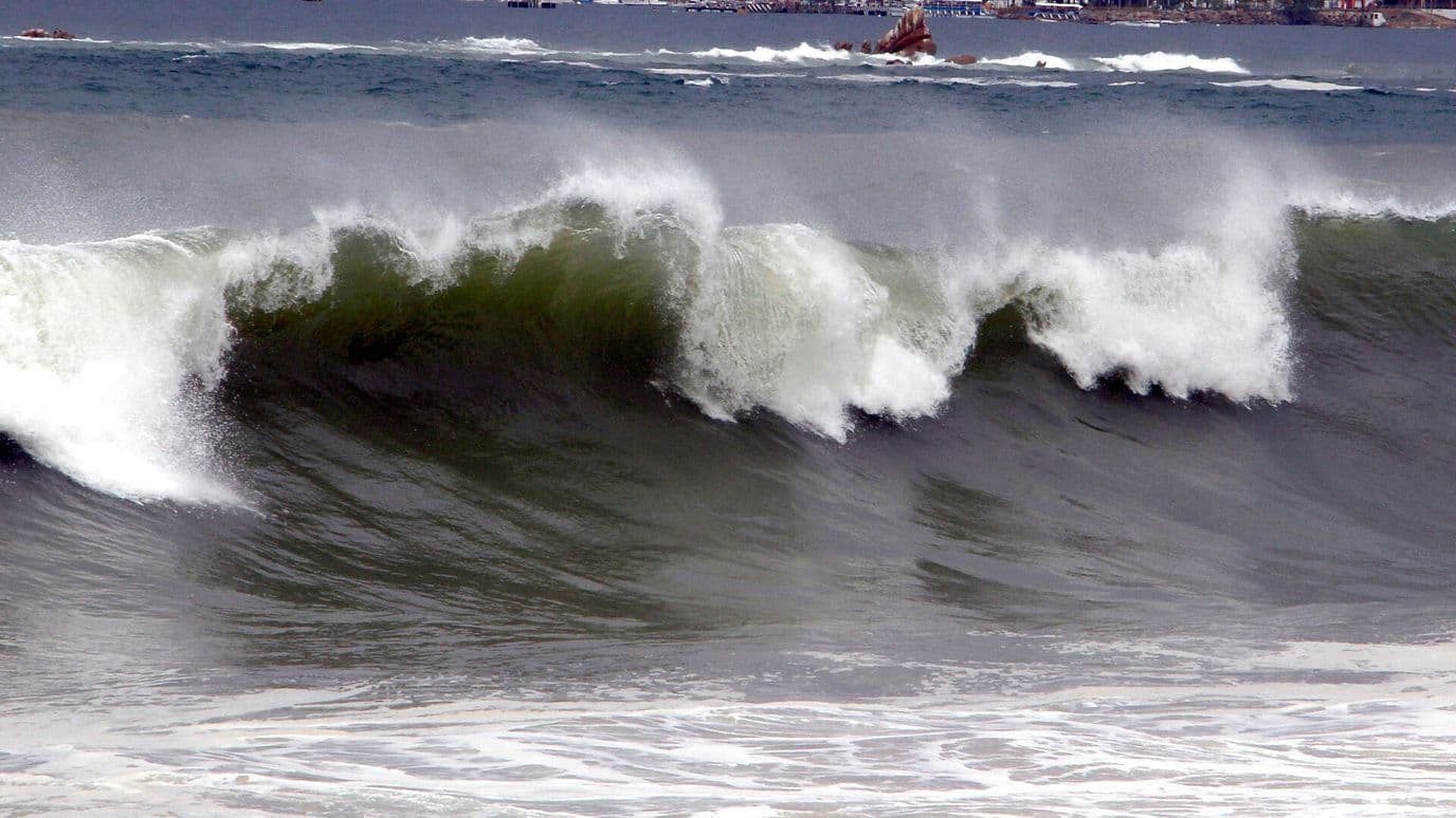 Oleaje de Huracán Simón Causa Inundaciones en Manzanillo; Cierran Playas de Colima