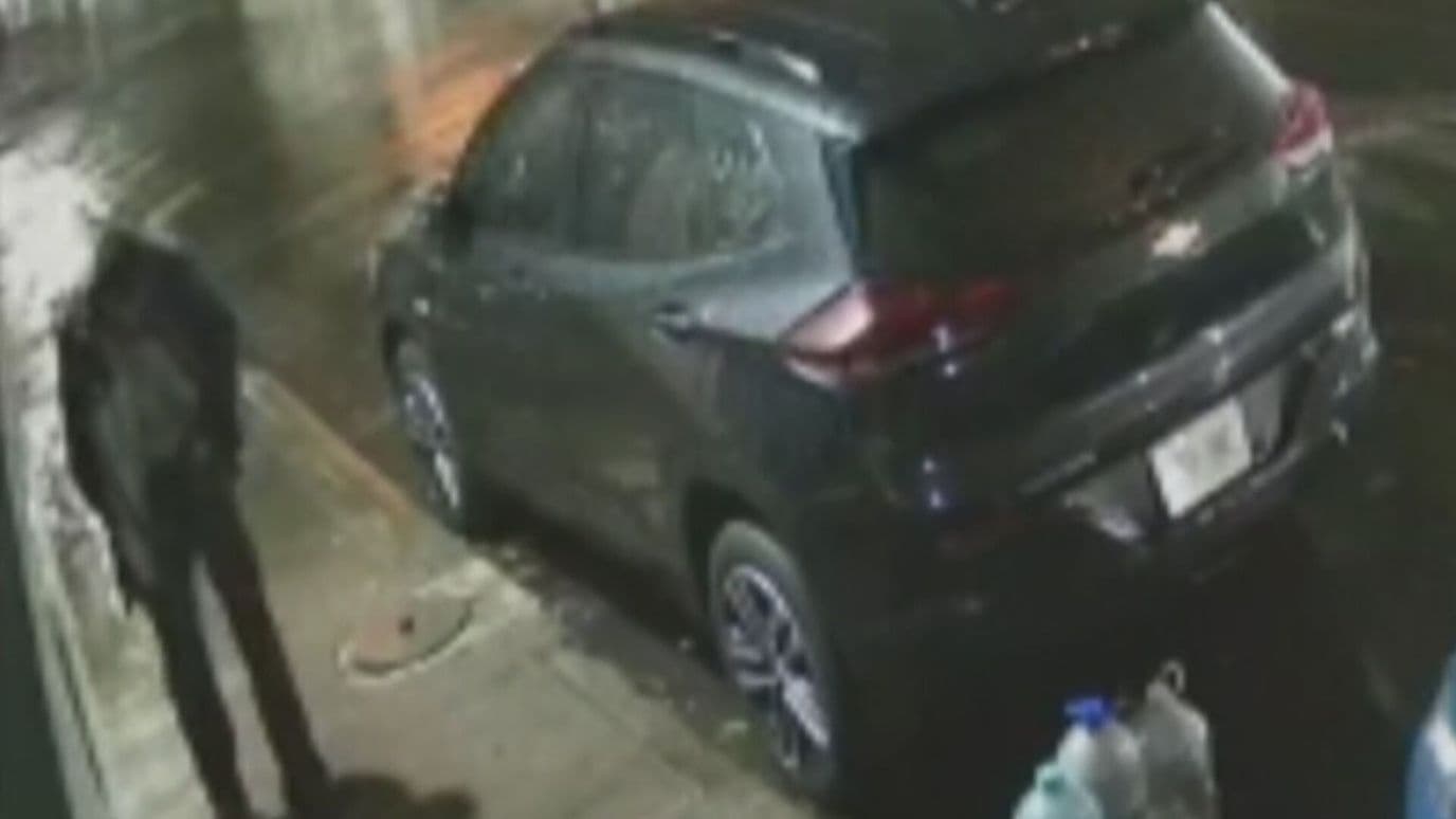 Video | Momento en que Hombre Abandona Bolsa con Bebé Muerto en la Benito Juárez